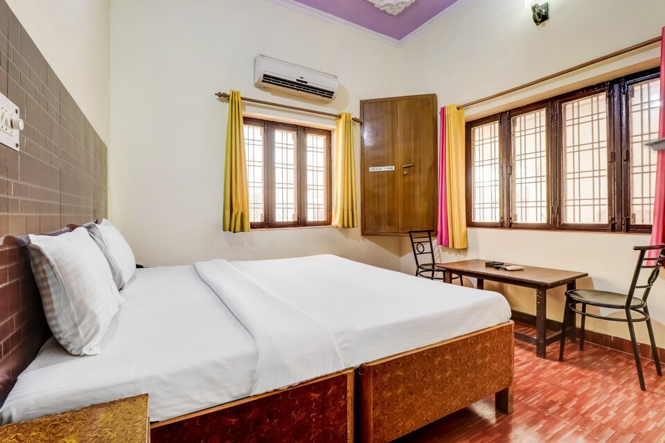 Clean twin room with AC and work chair
